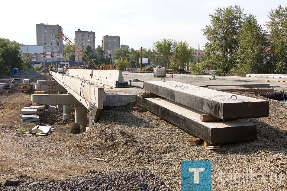 Для завершения реконструкции моста на Фрунзе выделят дополнительные средства

На прошлой неделе подрядчики приступили к ремонту перекрестка Серова-Островского. Поскольку мост стал шире, надо «подогнать под размер» дорогу, а заодно поменять подземные коммуникации. Если не помешают непредвиденные обстоятельства, 15 сентября по новому мосту через реку Тагил пойдет транспорт. После этого строители займутся обустройством тротуаров.