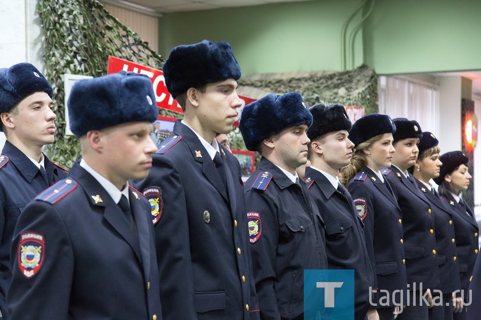 Молодые полицейские приняли присягу на верность в Нижнетагиль-
ском музее памяти воинов-тагильчан, погибших в локальных
войнах планеты. Четырнадцать молодых парней и девушек,
прошедших стажировку в Нижнетагильском гарнизоне полиции и обучение в Центре профессиональной подготовки, в торжественной обстановке пообещали служить своей стране и закону.