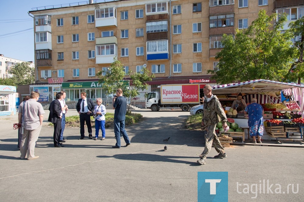 Следующая остановка – «Мечта». Большого советского магазина с таким названием давно уже нет, осталась только остановка общественного транспорта. И теперь мечта местных жителей – установка остановочного комплекса, где в ожидании трамвая или маршрутки можно будет укрыться от дождя, ветра и снега. Обсуждался и вопрос о выполнении работ по замене асфальтового покрытия.