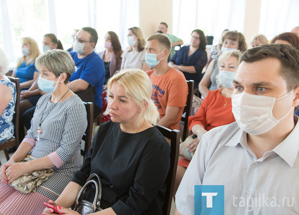 Медики получили награды в честь профессионального праздника