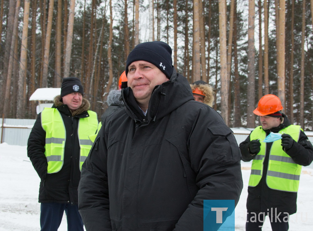 Владислав Пинаев.


Владислав Пинаев неоднократно подчеркивал важность появления этого сооружения для дальнейшего развития инфраструктуры Нижнего Тагила, поэтому стройка находится под его постоянным личным контролем. «Сегодня стартовала надвижка металлоконструкций моста через Нижнетагильский пруд. Это знаковое и для строителей, и для всех тагильчан событие. Если раньше мы видели только возведение опор, то сегодня специалисты приступили к возведению одной из основных частей мостового перехода – пролетного строения, - отметил мэр. – По ходу строительства, конечно, возникают вопросы, потому что объем работ колоссальный. Решаем их совместно с подрядчиками и министерством транспорта и дорожного хозяйства Свердловской области. Есть взаимопонимание и с энергетиками, и с газовиками. Нерешаемых проблем на объекте нет. Сегодня мы сделали первый шаг по возведению пролетного строения. Думаю, что к концу марта увидим, что седьмая и восьмая опоры у нас полностью перекроются сборными металлоконструкциями».

Пресс-служба Администрации города
Фото Иль Колесова и Сергея Казанцева