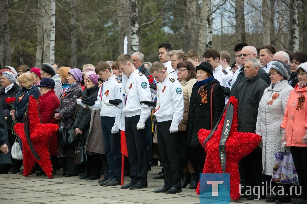 После митинга его участники почтили минутой молчания память погибших солдат и возложили цветы к вечному огню.

Ольга Полякова
Фото Сергея Казанцева