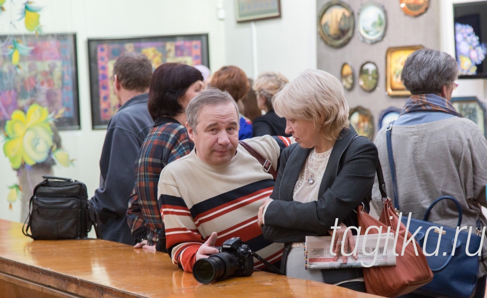 Выставка. Рефлексия подносов.