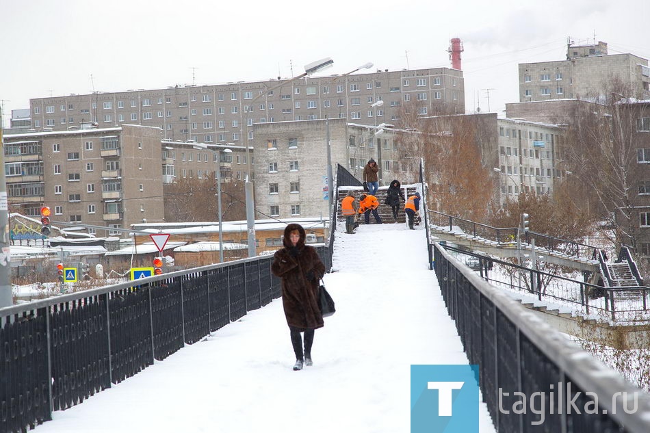 Мост по Красноармейской

В понедельник прошел первый рейд по проверке качества уборки дорог и тротуаров. По его итогам выписано штрафов на сумму более 400 тысяч рублей. Недостатки везде одинаковые: заужена проезжая часть, оставлена каша, наледь или снежные валы. Сергей Носов дал задание разобраться, в чем причина – действительно не хватает техники или «хромает» организация процесса.