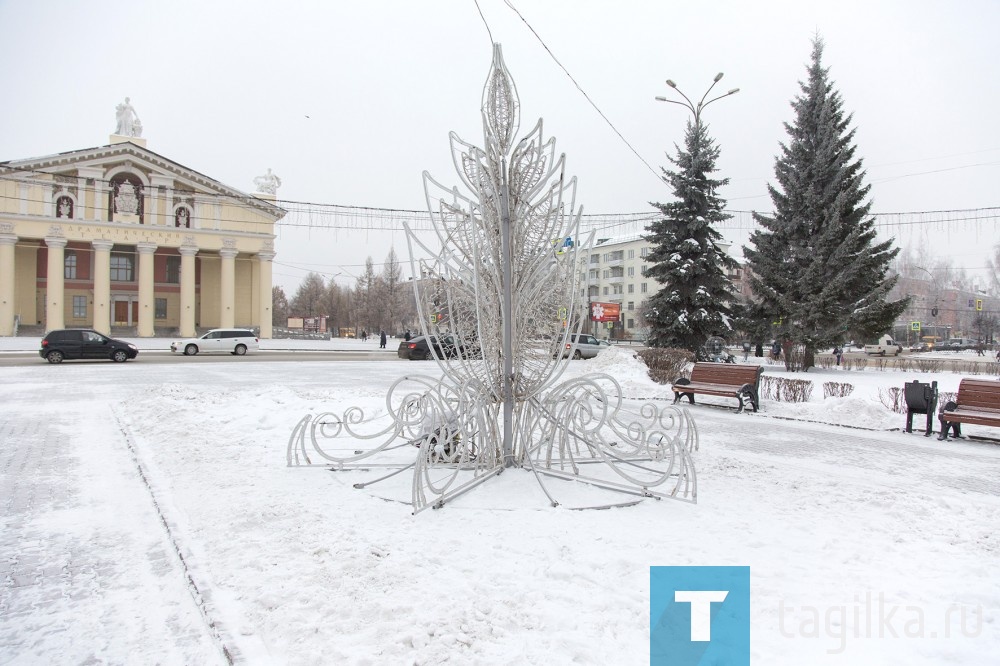 Расчищают территорию для строительства большой горки в сквере за Нижнетагильским драматическим театром.