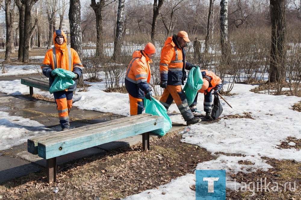 Начали с Пионерского сквера, за который голосовали жители  района в день выборов, и благоустройство которого ждут с нетерпением. Днем его территорию прибирали работники ООО УБТ Сервис. Они рассказали, что, к сожалению, мусора очень много и ничего с годами не меняется В урнах можно обнаружить не только многочисленные бутылки от спиртного, но и пакеты с так называемым домашним мусором, пищевыми отходами.. Кругом  «мины», оставшиеся после выгула собак. Большие надежды все возлагают на благоустройство сквера, ведь на бульваре Дзержинского и Площади Славы после реконструкции люди стали меньше мусорить.
