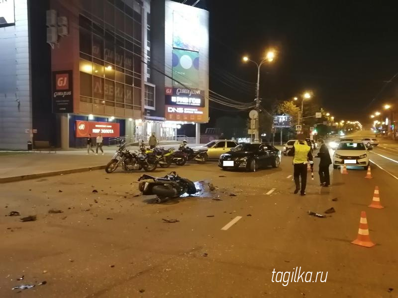 На главной улице Нижнего Тагила в ДТП погиб мотоциклист