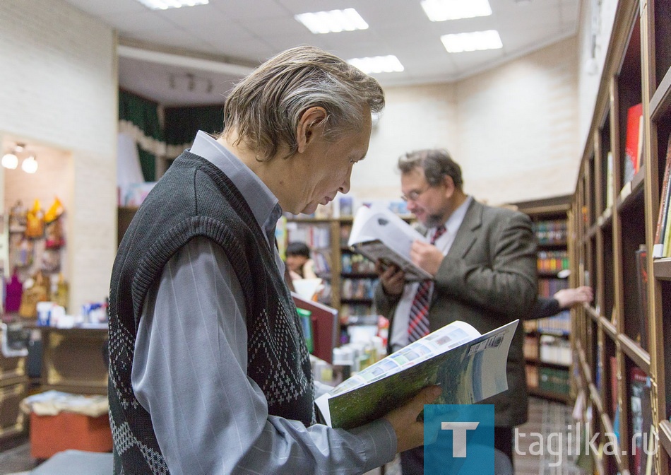 Встреча писателей Тагила

Директор «Уральского провинциального издательства» Сергей Чумаков.