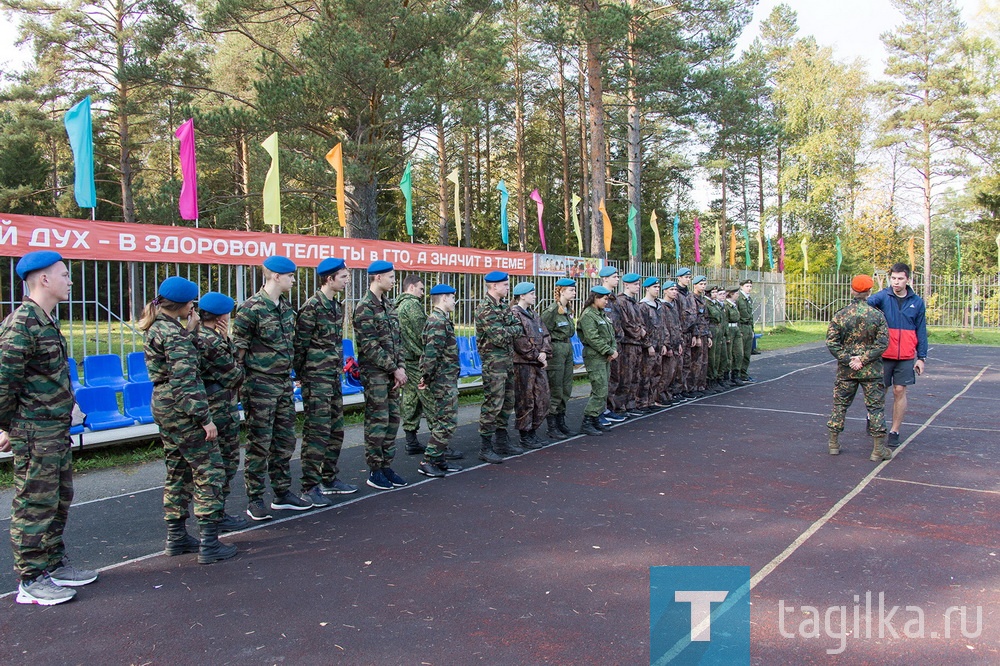 Студенты образовательных учреждений и воспитанники военно-патриотических клубов четыре дня занимаются на базе загородного лагеря «Золотой луг».

В программе сборов теоретическая и практическая подготовка юношей и девушек. Они осваивают военную топографию, радиосвязь. Обязательна физическая, строевая и медицинская подготовка, сборка и разборка автомата Калашникова. Метко стрелять участники сборов должны из пневматической винтовки.

Запланирован общий марш-бросок с засадой. Вводная подразумевает и захват заложников около ретранслятора.

Завершатся сборы завтра вечером.

Антон Исаев
Фото Сергея Казанцева