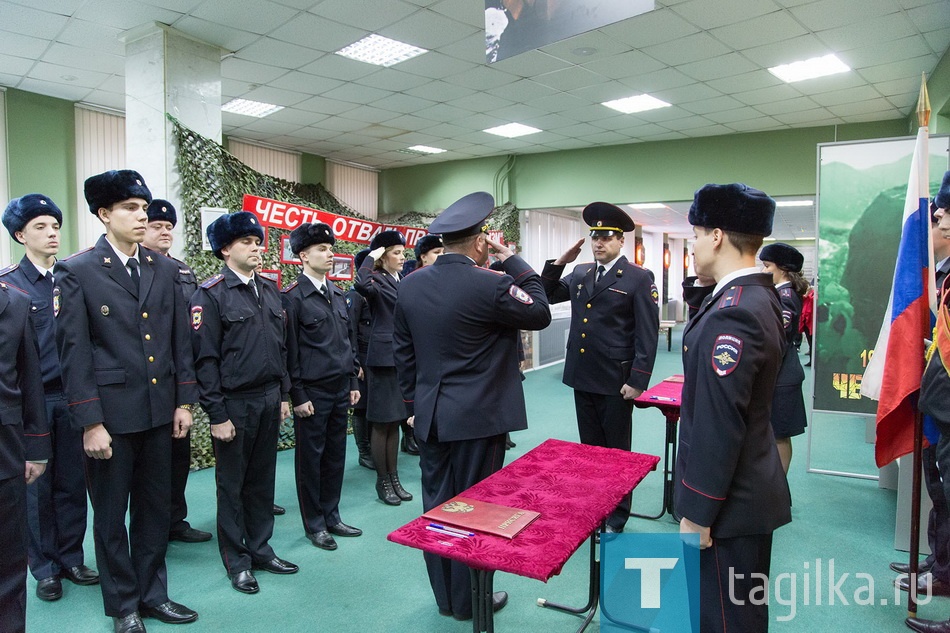 Начинающих стражей порядка пришли поздравить родственники, близкие и коллеги – ветераны МВД. Среди них председатель общественного совета при ГУ МВД России по Свердловской области, генерал-майор милиции в отставке, почетный сотрудник МВД Владимир
Красильников и генерал-майор милиции в отставке Виталий Леканов.