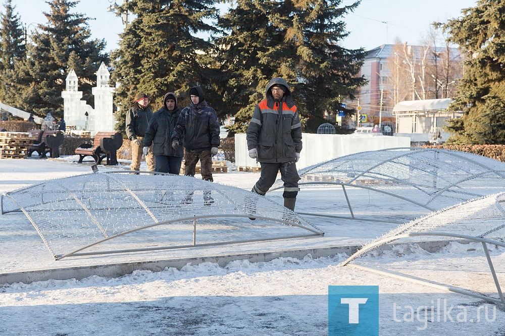 На Театральной площади идет строительство ледового городка