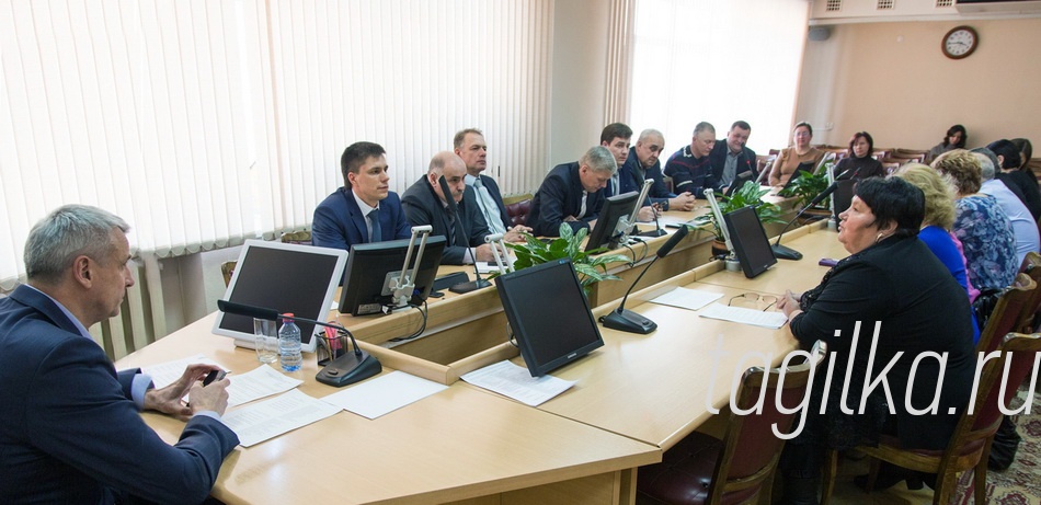 Встреча председателей ТОС.

Глава города Сергей Носов поддержал инициативу ассоциации, направленную на оказание помощи начинающим ТОСам. Он подчеркнул, что деятельность общественного самоуправления должна носить системный характер и не зависеть от того, «повезло ли району с депутатом». А председателям ТОСов необходимо делегировать ряд полномочий для составления протоколов об административных правонарушениях.

– Порядок в своем доме никто, кроме нас, не наведет, – сказал Сергей Носов.