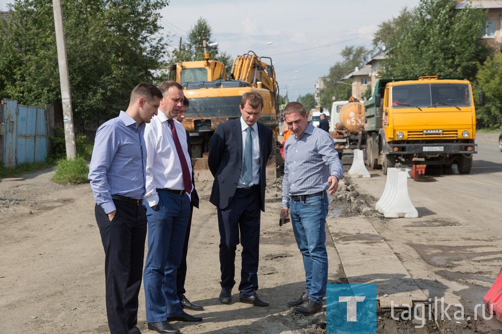 Объехав все пункты маршрута, руководители района и города остановились на улице Ильича, возле домов № 59 и 63, где идут работы по отводу воды с территории. Значит, есть надежда, что одной «вечной» лужей станет меньше.

Людмила Погодина
Фото Сергея Казанцева