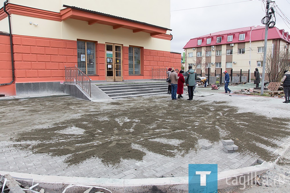 Сегодня в Нижнетагильском музее изобразительных искусств состоялось выездное совещание под руководством заместителя главы администрации города Валерия Сурова.

Участники совещания осматривали территорию сквера возле музея и проверяли ход работы в Парке советской скульптуры. Он, по плану юбилейных торжеств, должен открыться для публики во время праздничного собрания, посвященного 75-летию музея, 18 октября.

Скульптуры пионеров и вождей советского государства, фонарные столбы, скамейки и урны уже установлены. Со стороны проспекта Ленина есть забор и калитка. В ближайшее время с территории должны вывезти строительный мусор, доделать пешеходные дорожки, установить ограждения еще со стороны двух улиц.

В итоге должен появиться комплекс из трех площадок для отдыха тагильчан, одной из которых и станет новый Парк советской скульптуры.

Людмила Погодина
Фото Сергея Казанцева