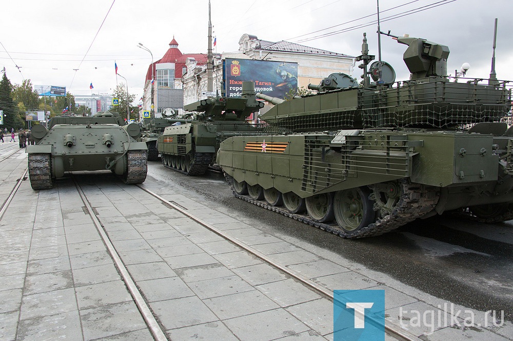 Все готово к началу прохождения военной техники по главной улице города