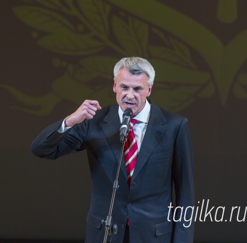  Зал стоя встретил появление на сцене главы Нижнего Тагила С.К. Носова, который тепло поздравил горожан с нашим главным муниципальным праздником.