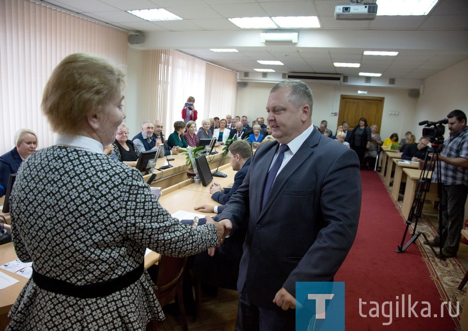 Вручение мандатов депутатам городской Думы города Нижнего Тагила