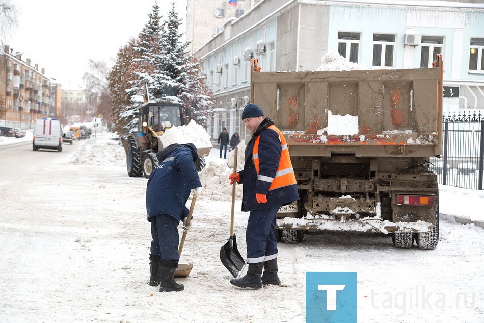 У нас транспортного коллапса удалось избежать. Тагильские специалисты со своей задачей справились к утру вторника. Снег убрали со всех крупных дорог. К сожалению, не обошлось без неприятных сюрпризов. Нагребли кучи в «карманы» для общественного транспорта и для парковки машин. Из окон редакции «ТР» видно остановку «Офисный центр» со стороны сквера. Проспект Ленина, центр города, - но еще во вторник весь день пассажиры выгружались из маршрутки в сугроб. А вот «карман» через дорогу уже был в идеальном состоянии. 