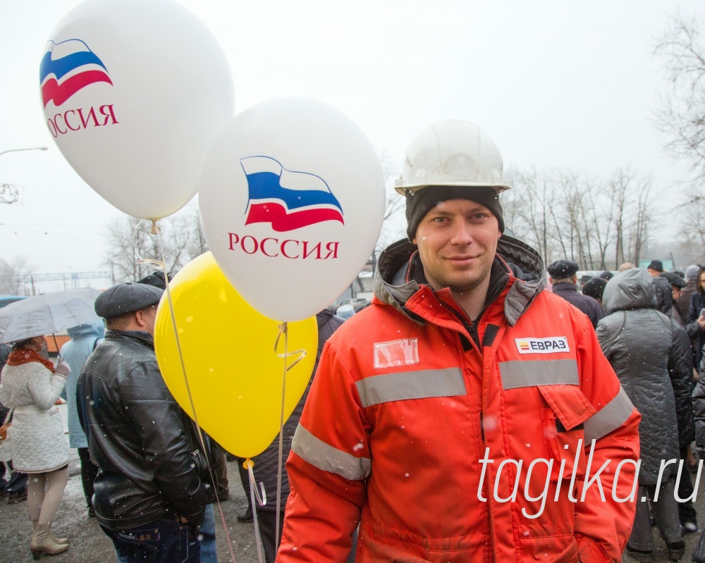 Открытие мемориальных досок на Комсомольской проходной НТМК