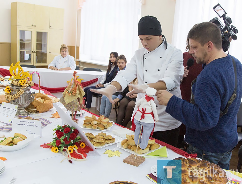 Даниил Творонович

В конкурсе участвуют как первокурсники, так и более старшие ребята. Главная цель мероприятия – привить студентам любовь к профессии, помочь им понять, кто такой повар. Учащимся хотят напомнить, что творчество – тоже важная часть их работы.

Алексей Черномырдин
Фото Сергея Казанцева