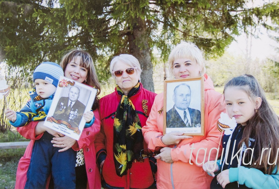 Фотовыставка "Семья... Такая разная"

Придорогина Л. П.

Четыре поколения.

В центре по работе с ветеранами открылась фотовыставка «Семья… Такая разная». 14 участников представили вниманию публики 55 снимков.
Здесь свадебные фотографии и фотоотчеты из путешествий, портреты бабушек и внуков, репортажи с городских праздников и даже  кошачьи семейства.
12 снимков принесла на выставку Людмила Придорогина, занимающаяся в фотокружке при центре. Увлеклась фотографией давно: во время прогулки увидела красивый храм, и ей очень захотелось сделать снимок. Тогда еще не было цифровых камер, и приходилось возиться с пленками. Кстати, выставка ее работ есть и в родной Мурзинке, где во время акции «Ночь в музее» Людмила Придорогина обязательно будет фотографировать все самое интересное.