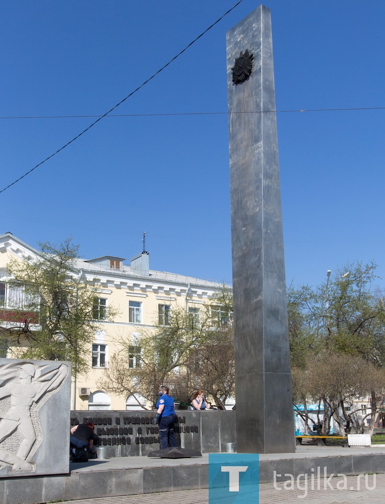 Сотрудники ВГОКа привели в порядок памятник погибшим горнякам