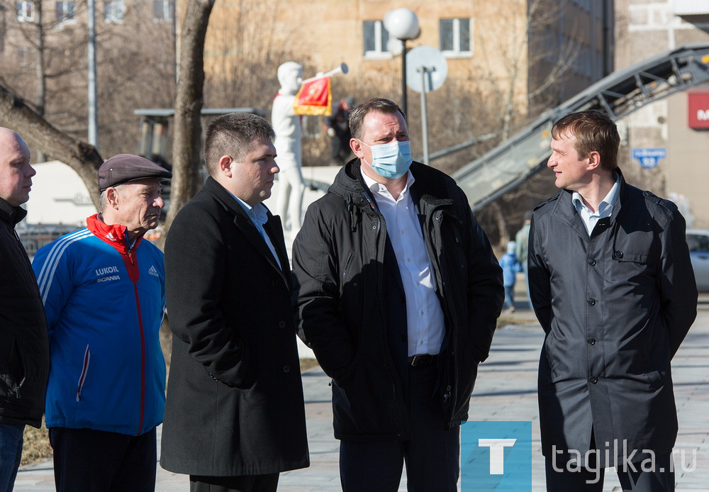 Владислав Пинаев проконтролировал качество содержания общественных территорий Дзержинского района в весенний период