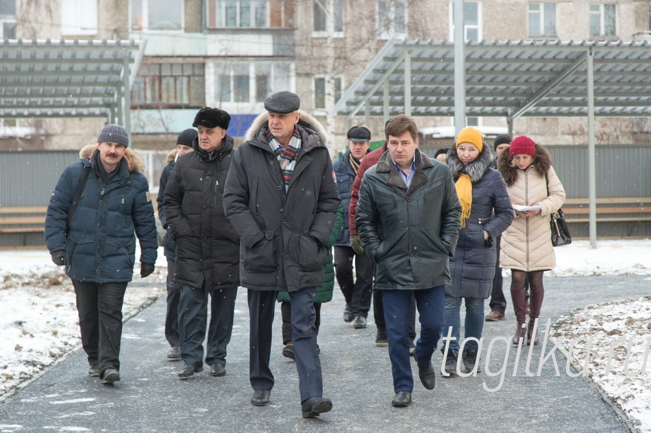 - Было бы здорово, чтобы
необходимость строить новые
детсады оставалась, чтобы де-
тей в нашем городе рождалось
больше, - говорит Сергей Но-
сов. - Да, очередь от трех до
семи лет закрыта. Но остается
большая потребность в местах
для малышей ясельного воз-
раста. Это станет нашим сле-
дующим шагом. План действий
еще дорабатывается, но остает-
ся приоритетным.
- Несмотря на то, что госу-
дарственная программа по дет-
садам завершена, - продолжает
глава города, - мы должны раз-
работать новую, собственную,
с учетом востребованности яс-
лей. Возможно, с привлечением
частного инвестора. Наконец-то
наши коммерческие дошколь-
ные учреждения начали полу-
чать лицензии. Недавно про-
шла встреча с руководителя-
ми частных ДОУ. Мы обратили
их внимание на необходимость
организовать в городе больше
ясельных групп. 