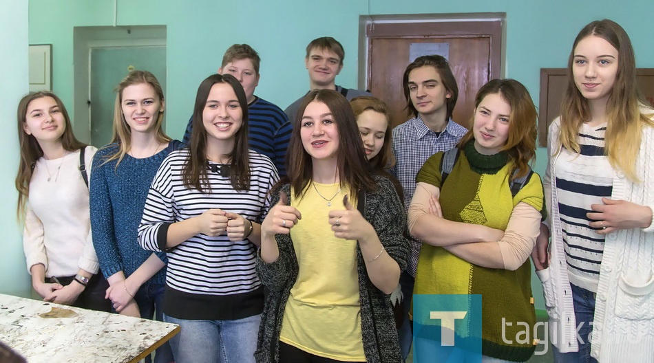 Студенты-театралы. В центре – Маша Резникова.