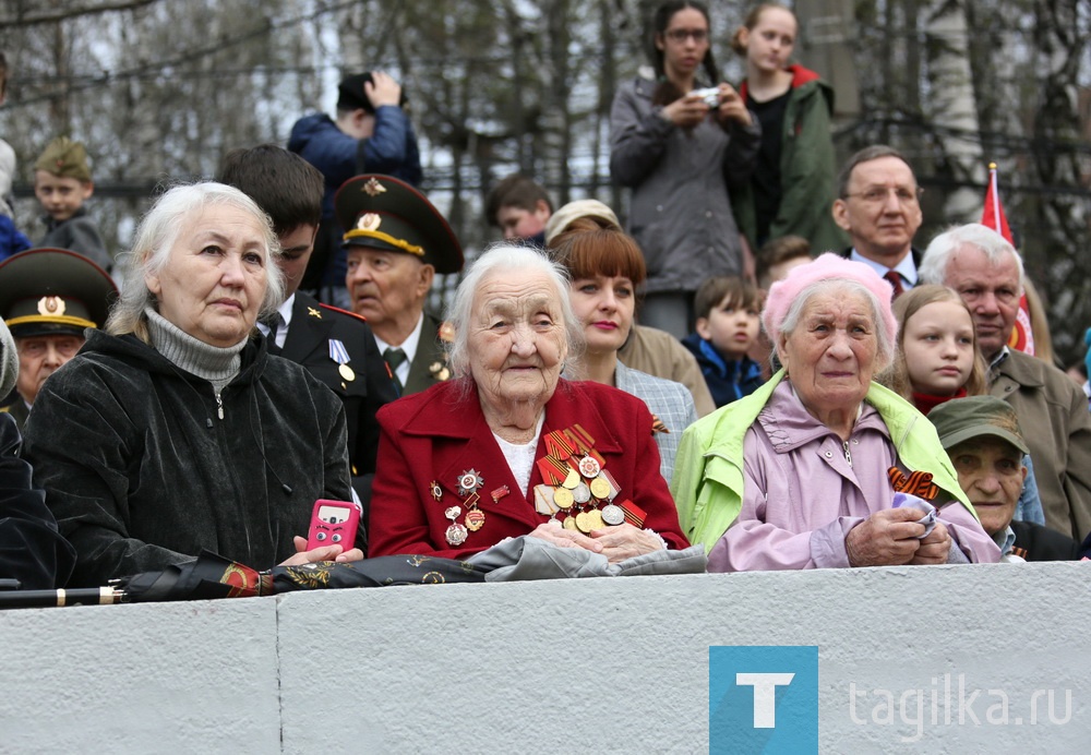 На главной трибуне почетные гости - ветераны Великой Отечественной войны и труженики тыла, те, кто отстоял страну в суровое лихолетье, восстанавливал разрушенные города и предприятия в послевоенные годы. 

У тагильчан – отличное настроение. И даже погода не стала портить праздник: вместо обещанного дождя сквозь тучи стало пробиваться теплое майское солнце.
