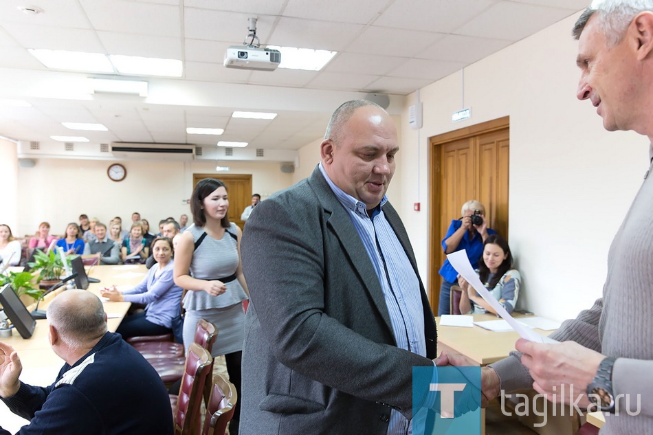 Молодым семьям вручили сертификаты на приобретение (строительство) жилья.