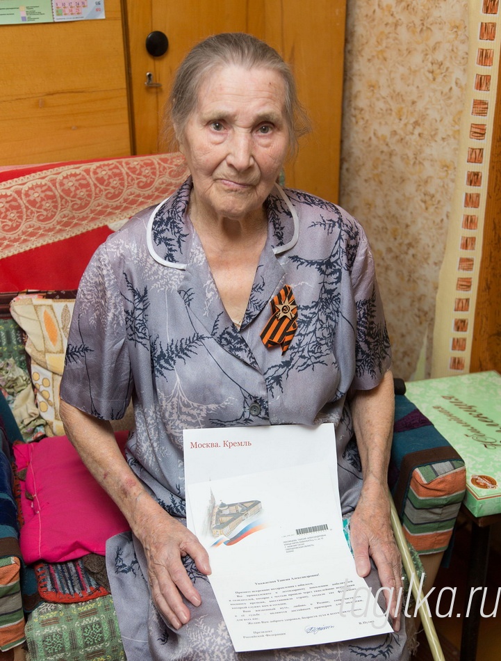 Таисия Александровна Лекомцева.

- Бог дает мне здоровье и па-
мять, - говорит она. -Я молюсь
за всех наших воинов – за му-
жей и братьев, царствие небес-
ное. За всю семью, за родных,
что живут на Украине и в Мол-
дове. За нашу страну, за здоро-
вье Владимира Владимировича
и Сергея Константиновича - я за
них голосовала.
- Мама всегда участвует в вы-
борах, - поясняет дочь.– К нам
приезжают с ящиком с избира-
тельного участка. А пока могла,
ходила сама.