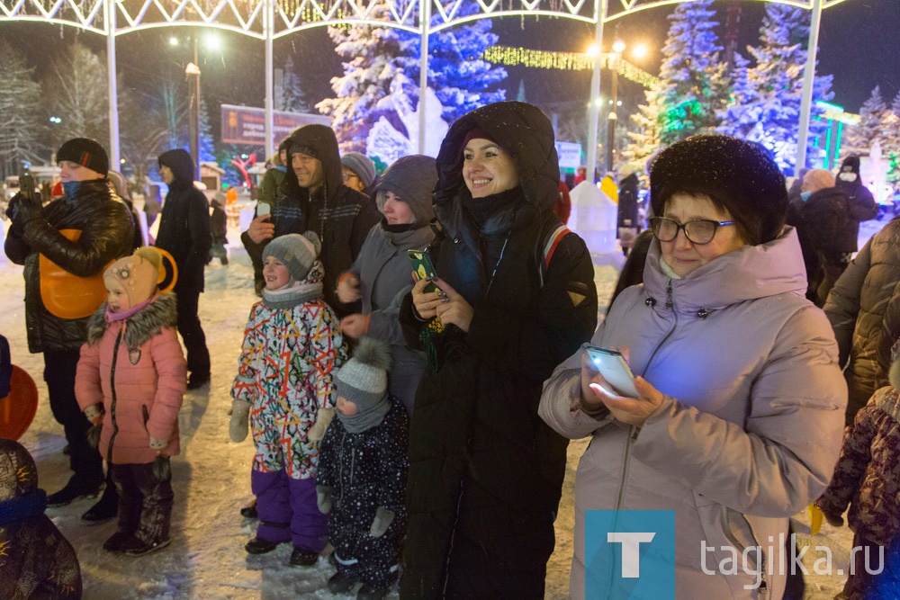 В центре Нижнего Тагила зажглась главная елка