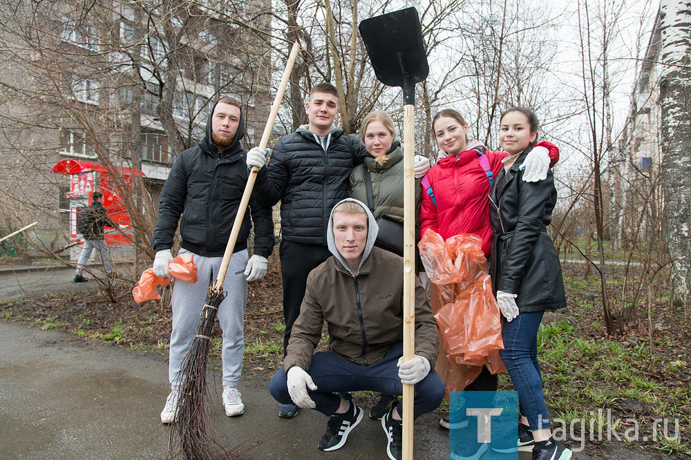 На субботник пришли учащиеся педагогического колледжа. Ребята хотят жить в чистом городе и поучаствовали в уборке, чтобы сделать его лучше. Пришли даже иногородние студенты и те, кто живет в других районах Нижнего Тагила.