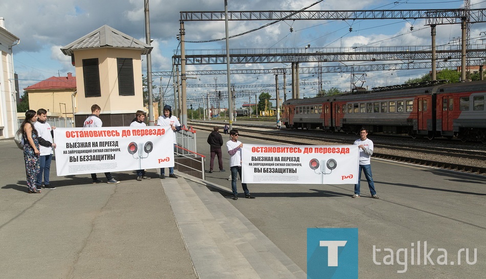 На корпусе локомотива были размещены ин-
формационно-рекламные материалы, напоми-
нающие о необходимости соблюдения правил
дорожного движения. На платформе закреплены
разбитые легковые автомобили с сильными по-
вреждениями