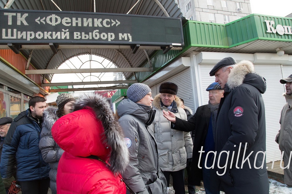Торговый комплекс «Феникс».

По мнению Главы города, необходимо изменять внешний облик торговых точек, приводить их в соответствие с требованиями дня. «Важно понимать, что это ответственность бизнеса, уважение к покупателю, желание продолжать свое дело, - отметил он. – Если ничего не вкладывать, отдача будет соответствующей. Надеюсь, что на «Фениксе» обстановка начнет меняться к лучшему».

Пресс-служба Администрации города