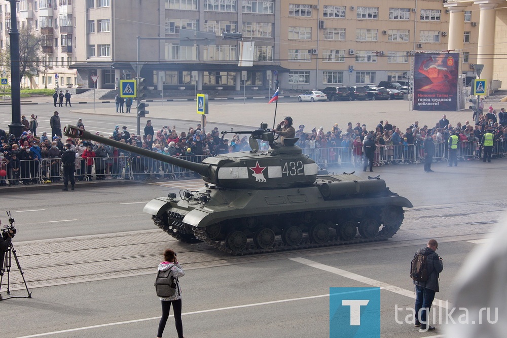 Шествием военной техники отметили тагильчане 100-летие отечественного танкпрома и 75-годовщину Победы в Великой Отечественной войне