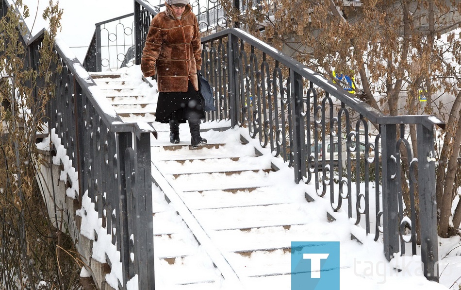 Пешеходный мост на улице Красноармейской: ступени в снегу.