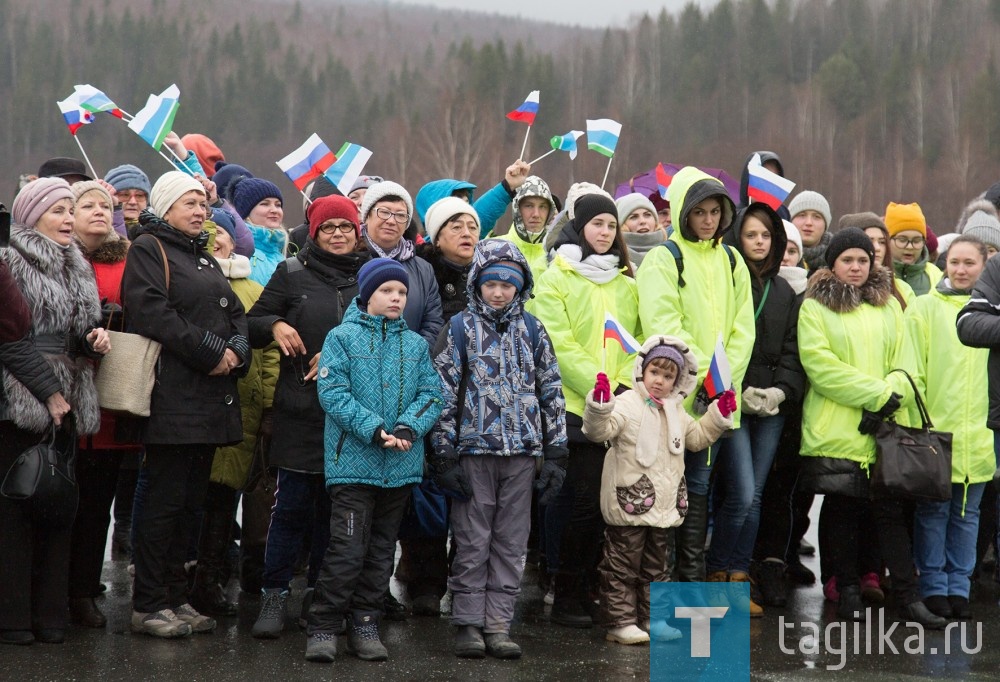 Владислав Пинаев открыл митинг в деревне Усть-Утка , посвященный Дню народного единства