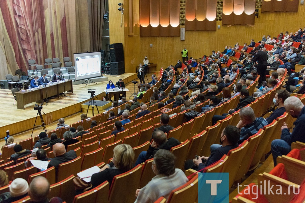 Вопросов и возражений в аудитории прозвучало немало, только в письменном виде в секретариат собрания направлено 20 вопросов и одно обращение к главе города. Неизвестно, будут ли приняты к сведению замечания граждан по существу дела, однако организаторы обещали внести их в официальный протокол, который будет подготовлен в течение 10 дней и размещен в открытом доступе. По словам Дмитрия Буданова «все предложения будут учтены в итоговой проектной документации, которая отправится сначала на государственную экологическую экспертизу и затем в Главгосэкспертизу».

После положительного заключения государственных экспертов, инвестор сможет приступить к строительству. Срок сдачи в эксплуатацию МСК и полигона – конец 2022 года. Также в рамках концессии проведут рекультивацию двух действующих полигонов в Нижнем Тагиле.

Ирина Петрова
Фото Сергея Казанцева