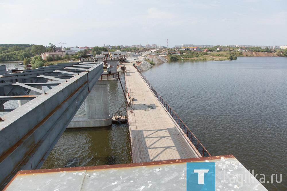 Строительство моста через Тагильский пруд продолжается круглосуточно, без перерывов и выходных