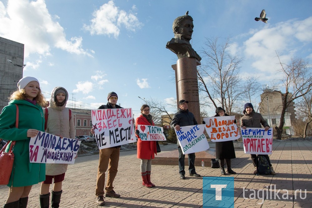 Подходили заинтересованные прохожие, и организатор собрания журналистка Камила Мориак терпеливо объясняла, что решила обратиться за помощью к культурному сообществу Нижнего Тагила и местным СМИ, чтобы на Вагонке не закрывали единственный в районе театр и не лишали молодежь возможности выбирать, спектакли каких режиссеров им смотреть.
