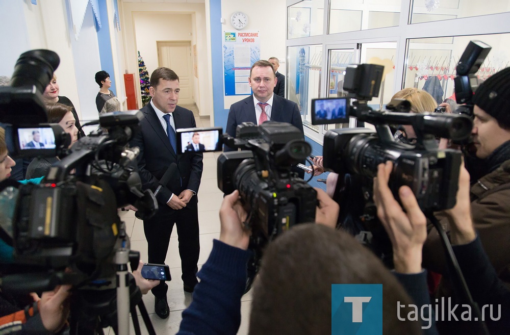 - Хочу поблагодарить министерство образования Свердловской области и муниципалитет за качественную работу, - сказал губернатор, подводя итоги визита. - Знаем, что в Нижнем Тагиле остро стоит проблема капитального ремонта и реконструкции зданий школ, на это обратим самое пристальное внимание. Плюс существует нехватка мест в школах. Я рассчитываю, что уже в следующем году будет сдана новая школа на 1200 мест на Муринских прудах. Она строится по прекрасному проекту и станет современным образовательным центром.

- Практически все проекты, которые мы заявили на 2019 год, губернатор и правительство поддержали, - подчеркнул глава города Владислав Пинаев. - Надеюсь, что конструктивная работа продолжится. Только совместно с областью можно реализовать масштабные проекты.

- Сегодня обсудили подготовку к 300-летию Нижнего Тагила. Программа грандиозная, будем воплощать в жизнь, - добавил Евгений Куйвашев.

Татьяна Шарыгина
Фото Сергея Казанцева