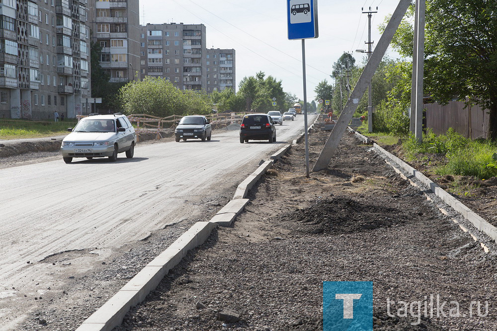 Улица Ильича является одним из масштабных объектов национального проекта «Безопасные качественные дороги» в Дзержинском районе. К работам на нем подрядчики приступили в самом начале дорожно-строительного сезона. Сейчас здесь развернут максимально возможный фронт работ. «Общая площадь дороги составляет 33 тысячи квадратных метров. На сегодняшний день на объекте произведено фрезерование старого дорожного полотна на площади 12 тысяч квадратных метров, рассказал заместитель директора ООО «УБТ-Сервис» Дмитрий Халтурин. – К завершению приближаются работы по устройству новой ливневой канализации. На участке порядка 10 тысяч квадратных метров от улицы Зари до проспекта Дзержинского уложен нижний слой асфальта». Помимо этого устанавливается бортовой камень, ведется устройство тротуара, укладывается гранитная брусчатка на трамвайном переезде через дорогу.