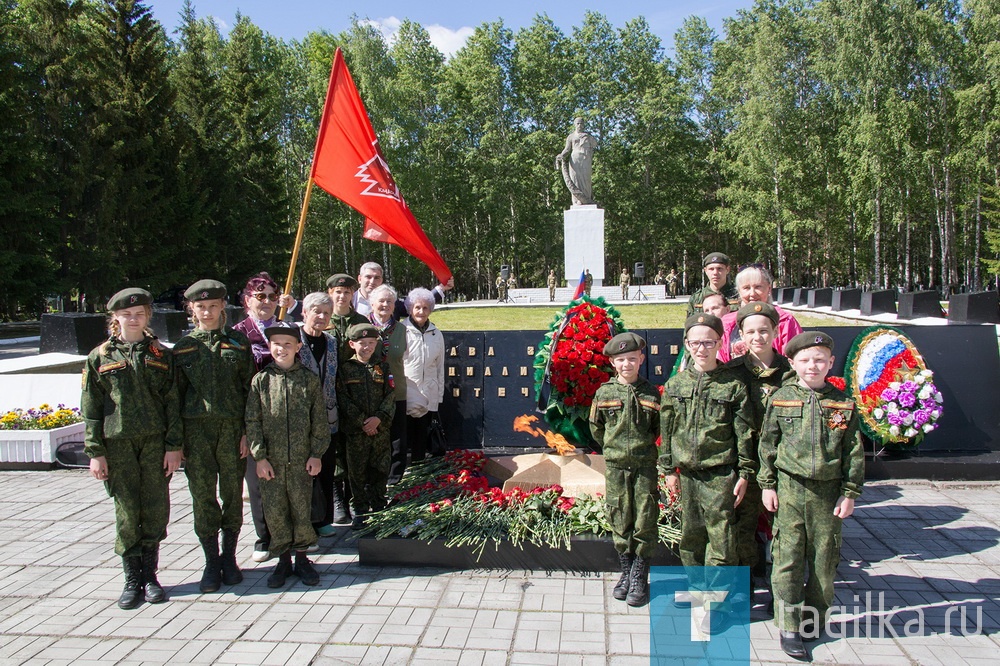 78 лет назад началась Великая Отечественная война.   1418 дней продолжался боевой и трудовой подвиг советского народа.   В День памяти и скорби на мемориале центрального кладбища Нижнего Тагила  собрались представители разных поколений: ветераны, работник