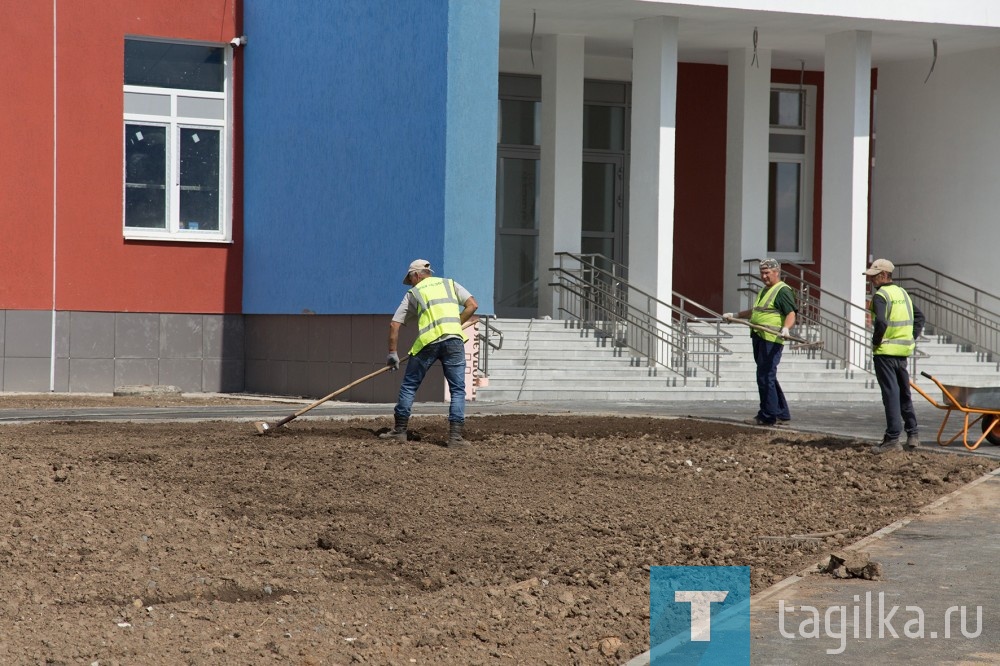 Школу № 100 готовят к началу нового учебного года