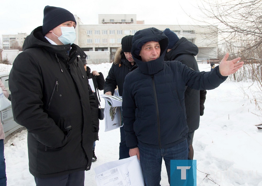 Глава города Владислав Пинаев и директор МУП «Тагилдорстрой» Игорь Васильев. 


«Это серьезный вызов самим себе, - отметил глава города. - По проекту срок строительства - два года. Нам необходимо его выполнить за год. Перед тем, как подрядчик вышел на площадку, мы полностью определись с планом производства работ. Субподрядчиков будет задействовано достаточно большое количество. И чтобы нам увязать всех и выполнить все сроки, которые нам сегодня определены действующим контрактом, необходимо работать слаженно. Возможно, в какой-то период переходить на круглосуточный режим. В ноябре должна появиться вторая набережная, полностью адаптированная к занятиям в кружках «ГДДЮТ».


Пресс-служба Администрации города
Фото Сергея Казанцева