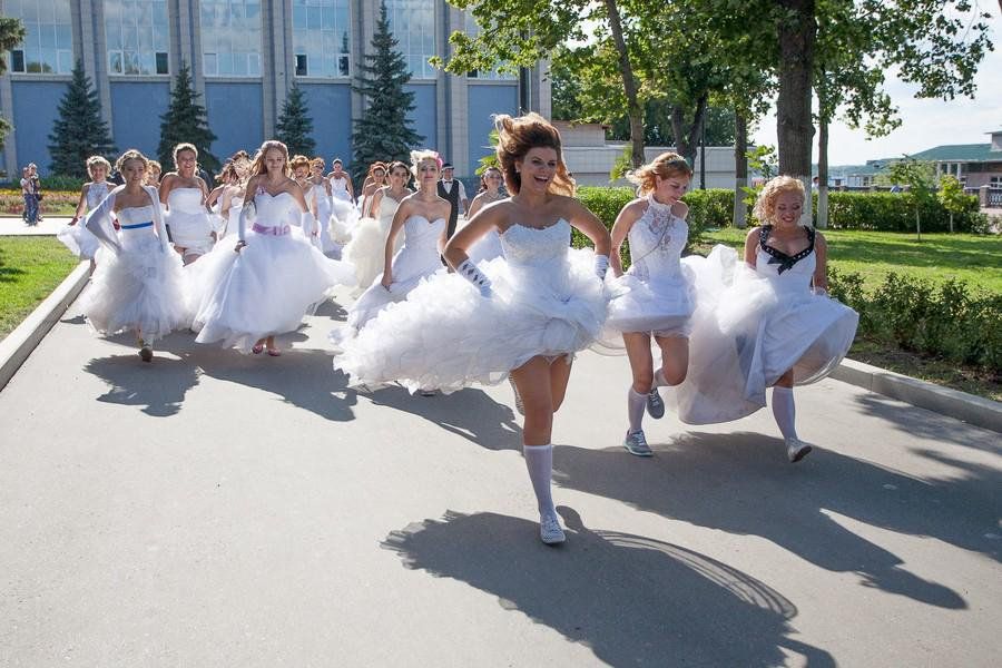 «Сбежавшая с горы невеста». На горе Белой пройдет забег в свадебных платьях