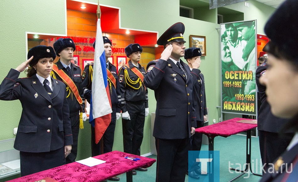 - Это волнительное событие запомнится на всю жизнь, вы стали полноправными «солдатами правопорядка». Желаю вам профессионализма, мужества и уверенности, чтобы вы достойно несли имя сотрудника органов внутренних дел и всегда выходили победителями в схватке в борьбе с преступностью, - поздравил молодых коллег Владимир Красильников.