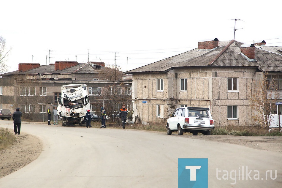 Тягач въехал в жилой дом.

Страшная авария со смертельным исходом произошла вечером в воскресенье, 16 октября, в селе Николо – Павловском. Тягач «Вольво» вылетел с центральной улицы Совхозной и врезался в двухэтажный жилой дом.